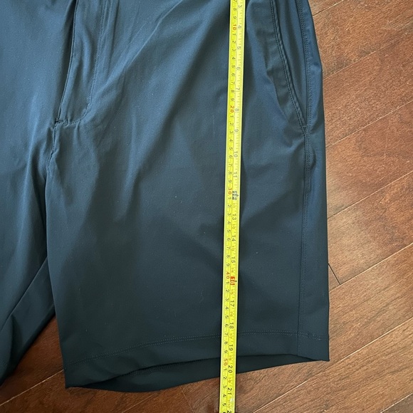 NWT Greg Norman Stretch Golf Shorts
40 Black Lightweight Easy Care 8.5"
Inseam - Picture 2 of 8